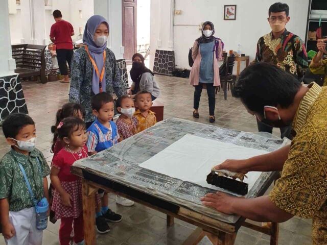 Batik workshop for children in Museum Batik